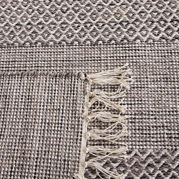 SAFAVIEH Montauk Collection Accent Rug - 4' x 6', Ivory & Anthracite, Handmade Flat Weave Boho Farmhouse Cotton Tassel Fringe, Ideal for High Traffic Areas in Entryway, Living Room, Bedroom (MTK330N)
