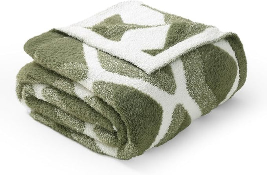 Amélie Home Knit Throw Blanket for Couch, Super Soft Fuzzy Cozy Throw, Giftable Knitted Blanket for Women Men, Birthday, Sofa Bed Living Room Decor, 50" x 60", Diamond Green