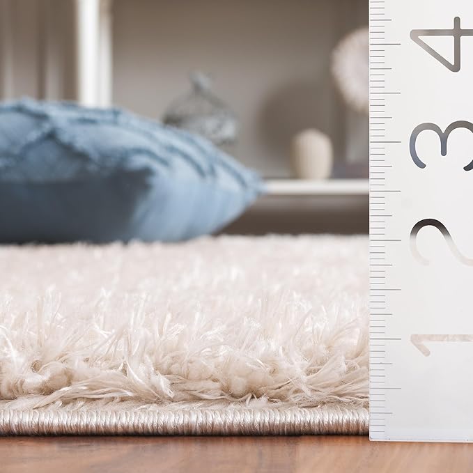 SAFAVIEH Lindsay Shag Collection Runner Rug - 8' Runner, Beige, Contemporary Design, Ideal for High Traffic Areas in Hallway, Bathroom & Kitchen (LNS560B-28)