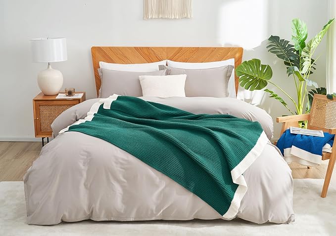 Amélie Home Chenille Throw Blanket, Soft Cozy Waffle Throw for Couch & Sofa, Warm Yet Lightweight, Breathable All-Season Throws for Women Men, Housewarming, Birthdays, 50"x60", Holly Green