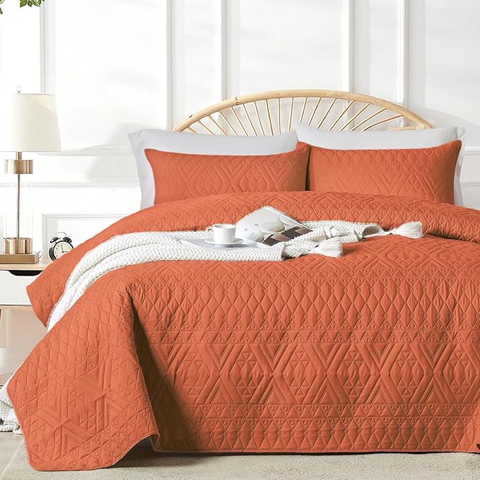 akkialla King/Cal King Size Quilt Bedding Set,Burnt Orange Lightweight Microfiber Soft Bedspread,Modern Style Geometric Pattern Coverlet Set for All Seasons,3 Piece(1 Quilt,2 Pillow Shams)