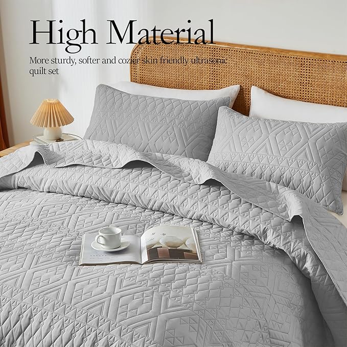 akkialla King/Cal King Size Quilt Bedding Set,Light Grey Lightweight Microfiber Soft Bedspread,Modern Style Geometric Pattern Coverlet Set for All Seasons,3 Piece(1 Quilt,2 Pillow Shams)