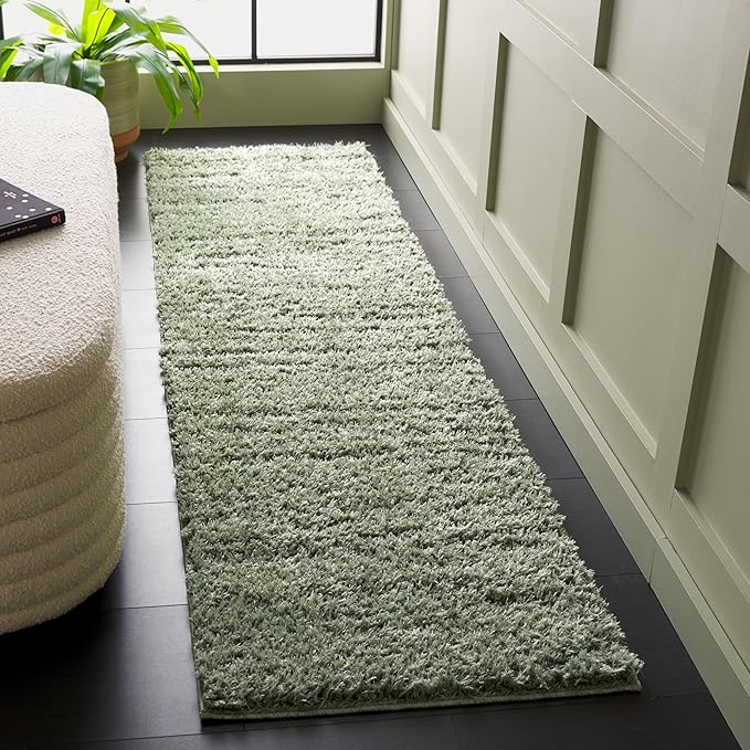 SAFAVIEH Lindsay Shag Collection Runner Rug - 8' Runner, Green, Contemporary Design, Ideal for High Traffic Areas in Hallway, Bathroom & Kitchen (LNS560Y-28)