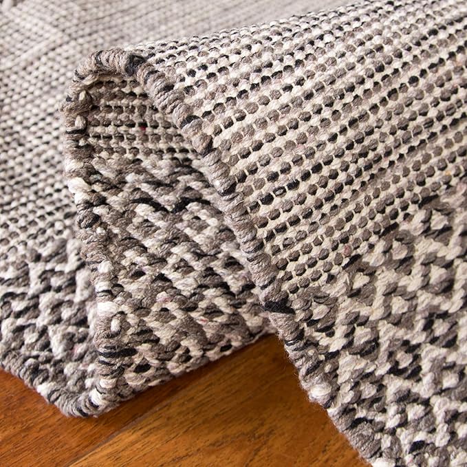 SAFAVIEH Montauk Collection Accent Rug - 4' x 6', Ivory & Anthracite, Handmade Flat Weave Boho Farmhouse Cotton Tassel Fringe, Ideal for High Traffic Areas in Entryway, Living Room, Bedroom (MTK330N)