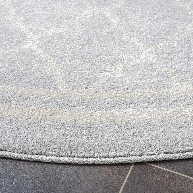 SAFAVIEH Amherst Collection Area Rug - 7' Round, Light Grey & Beige, Moroccan Trellis Design, Non-Shedding & Easy Care, Ideal for High Traffic Areas in Living Room, Bedroom (AMT422B)