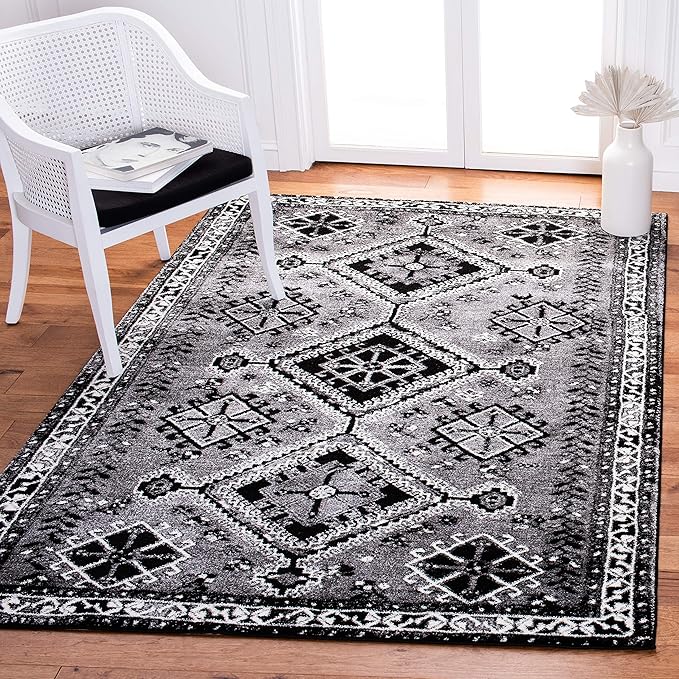 SAFAVIEH Vintage Hamadan Collection Area Rug - 9' x 12', Grey & Black, Oriental Distressed Design, Non-Shedding & Easy Care, Ideal for High Traffic Areas in Living Room, Bedroom (VTH293F)