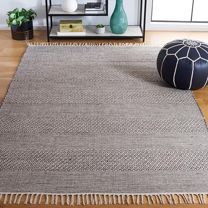 SAFAVIEH Montauk Collection Area Rug - 6' x 9', Ivory & Anthracite, Handmade Flat Weave Boho Farmhouse Cotton Tassel Fringe, Ideal for High Traffic Areas in Living Room, Bedroom (MTK330N)