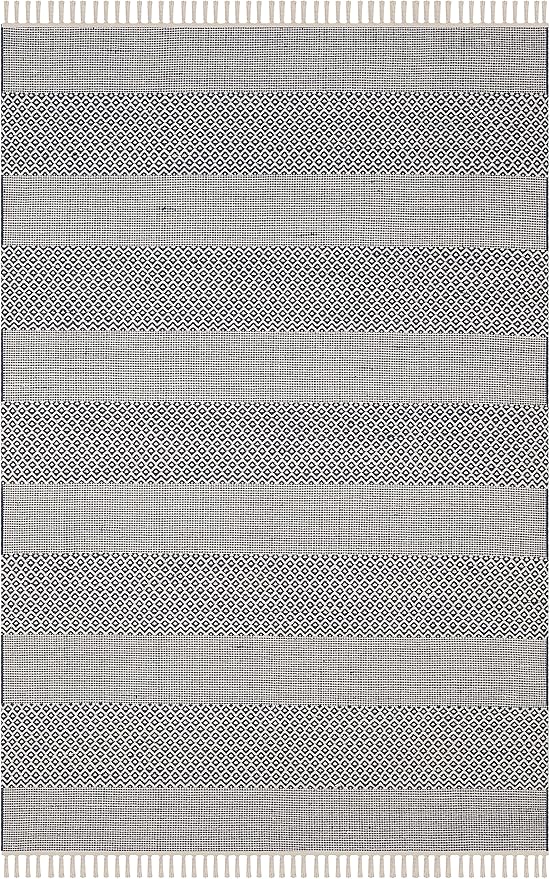 SAFAVIEH Montauk Collection Area Rug - 6' x 9', Ivory & Navy, Handmade Flat Weave Boho Farmhouse Cotton Tassel Fringe, Ideal for High Traffic Areas in Living Room, Bedroom (MTK330B)
